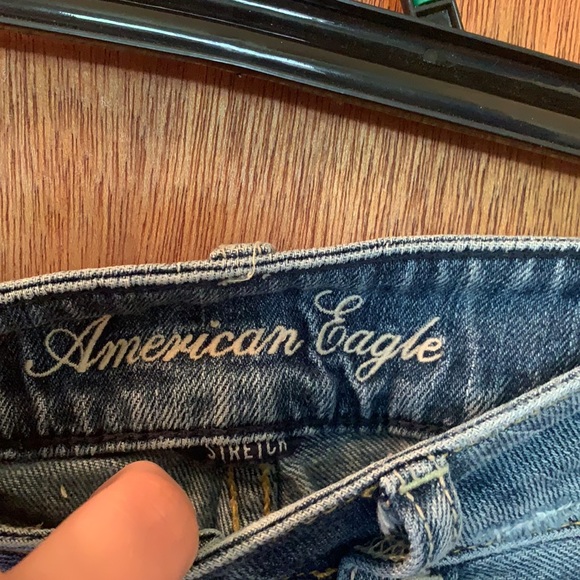 Light wash, slightly distressed jeans - Picture 4 of 5